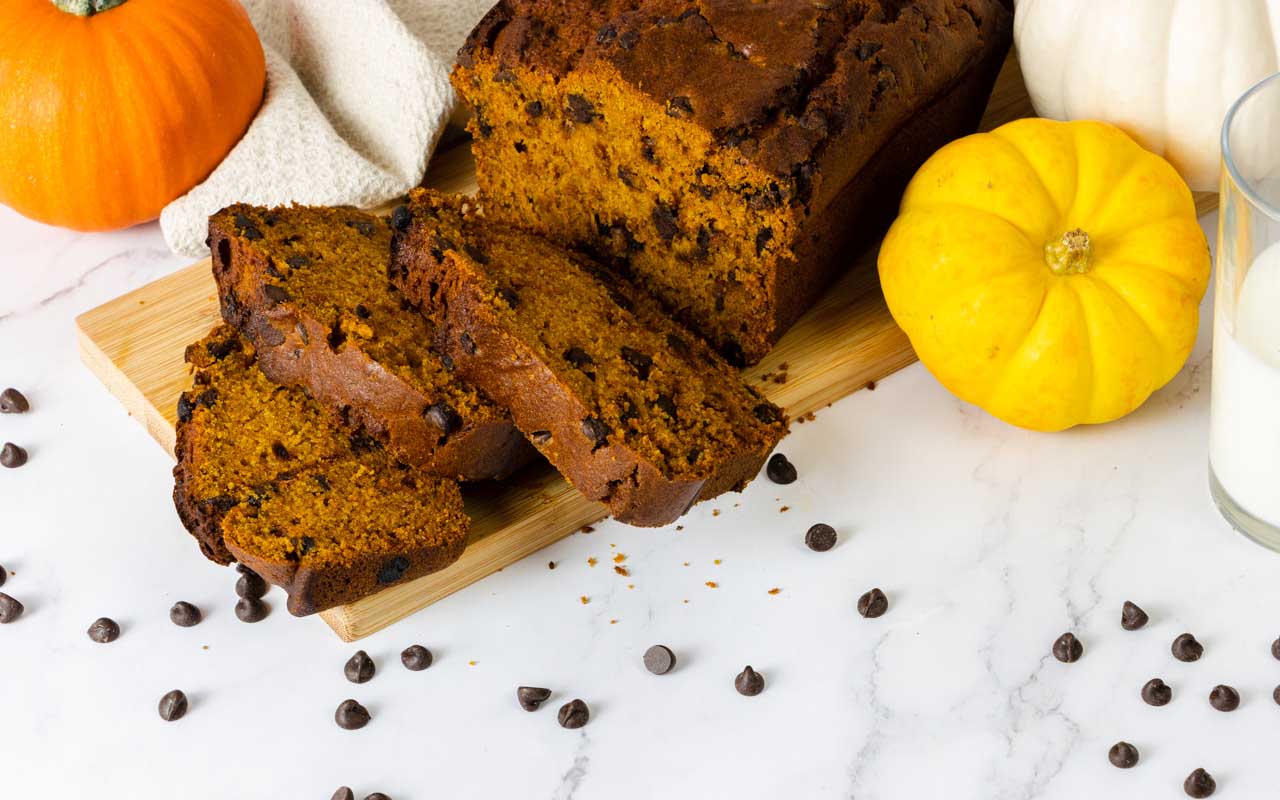 Pumpkin Chocolate Chip Bread | fooodlove.com